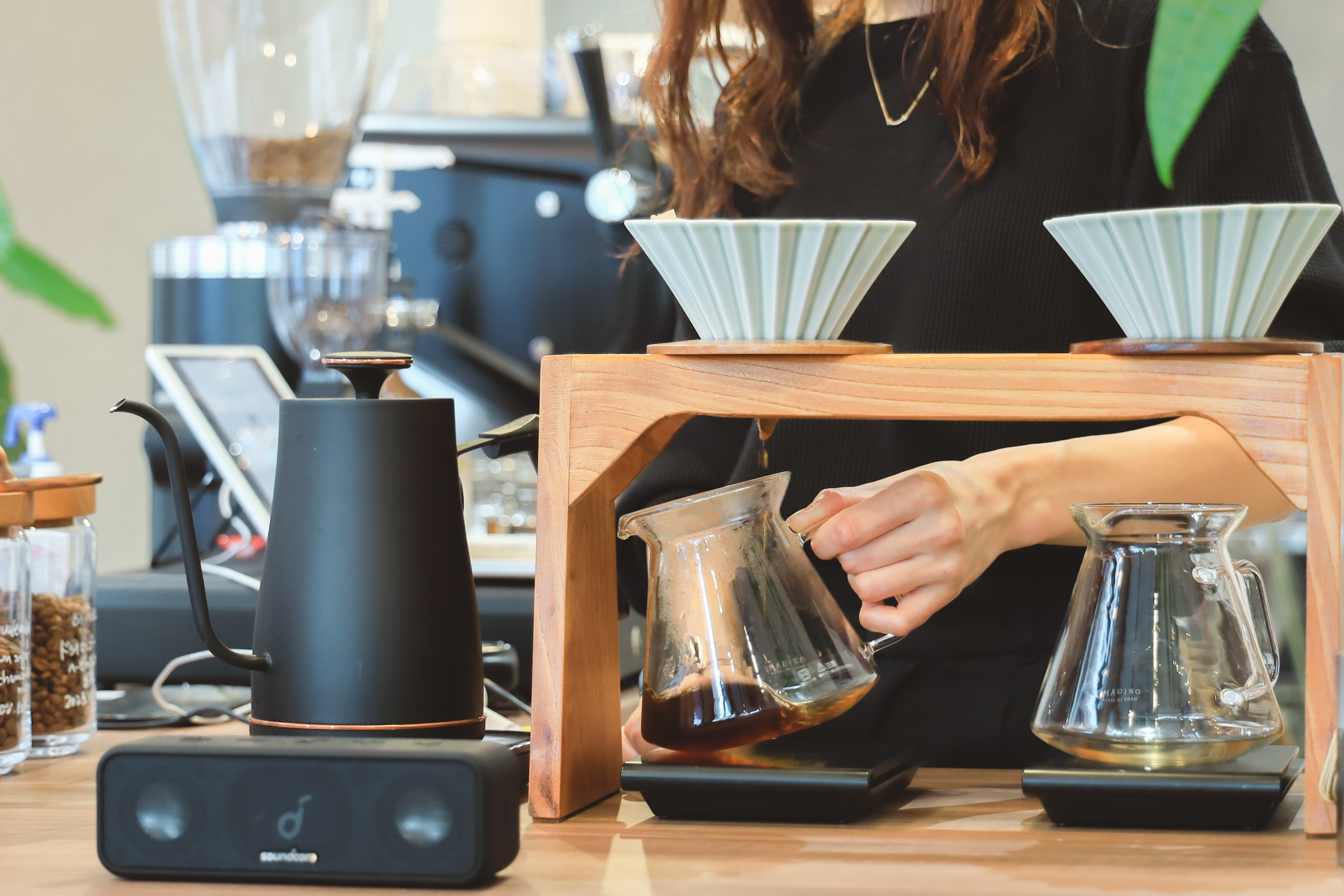 Slow Rush Coffeeで丁寧にコーヒーを淹れる様子